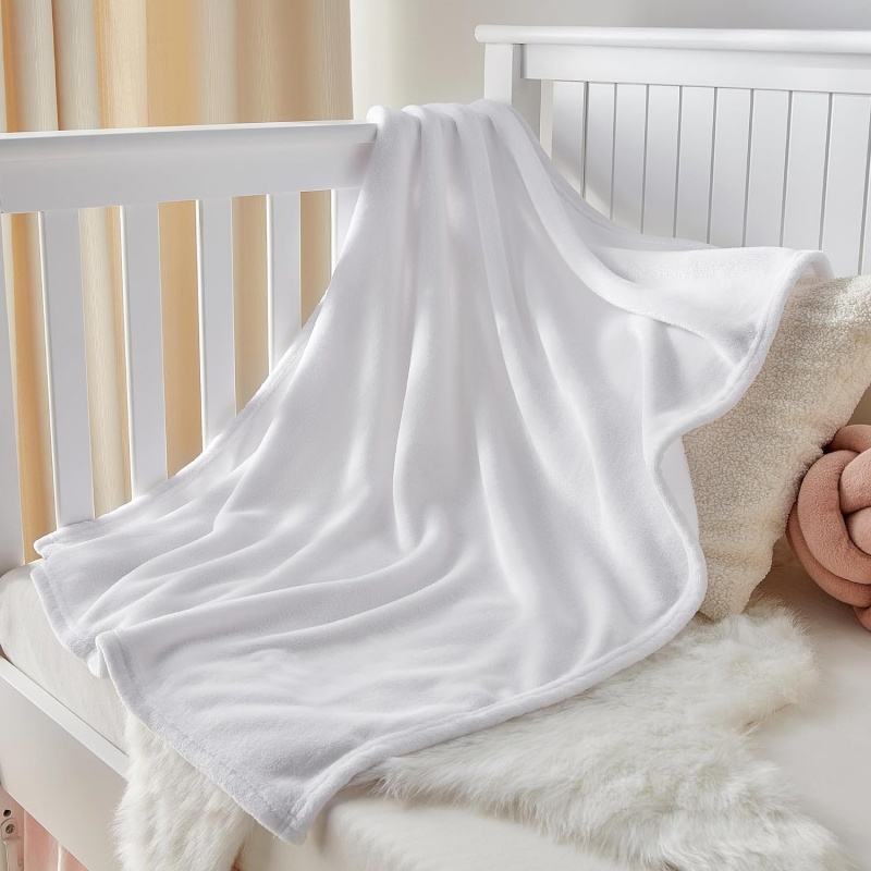 Couverture Blanche Brodée – Douceur Infinie & Personnalisation Sur-Mesure