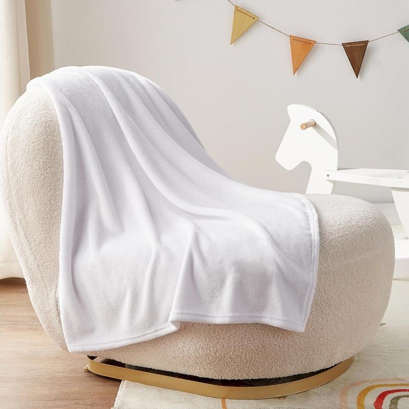 Couverture Blanche Brodée – Douceur Infinie & Personnalisation Sur-Mesure